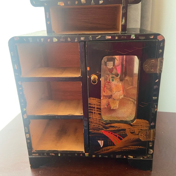 Black Japanese Jewelry Box with music and spinning geisha doll. Circa 1967 - Picture 8 of 10
